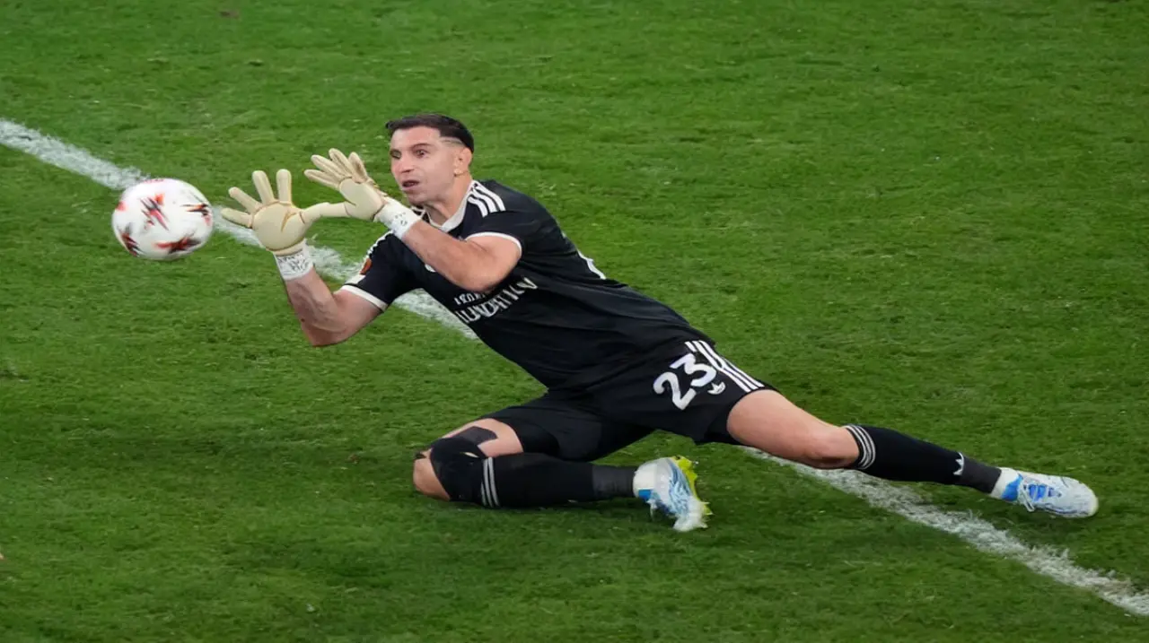Juventus se mueve por Dibu Martínez y Aston Villa prepara la salida con un refuerzo en el arco