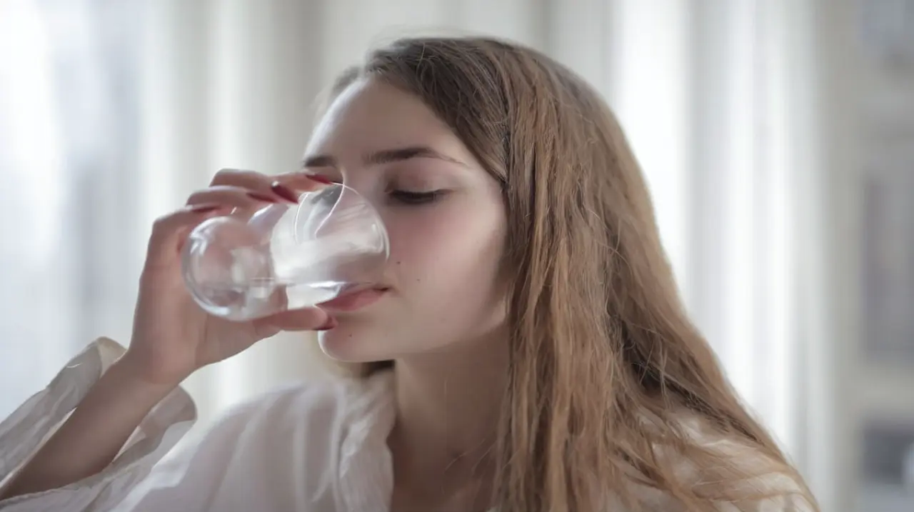 Beber agua en ayunas: qué puede pasar en el intestino