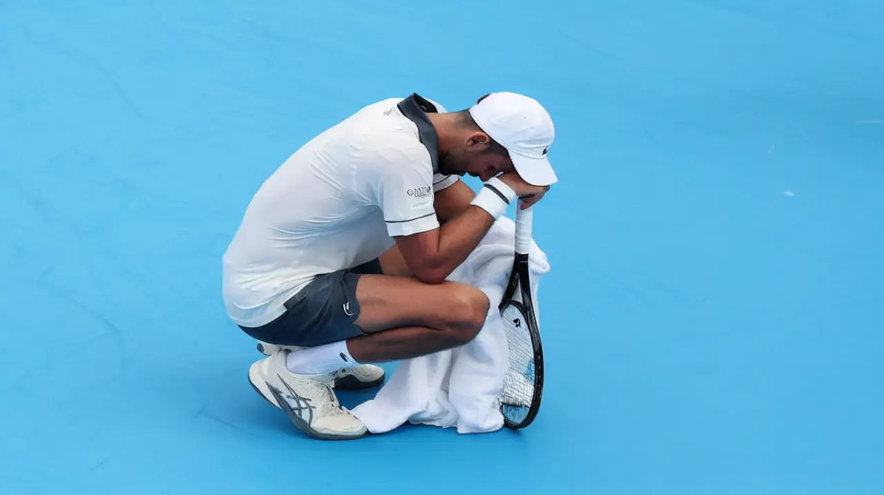 Tirante firmó una victoria histórica y dejó a Djokovic bajo nuevas dudas físicas