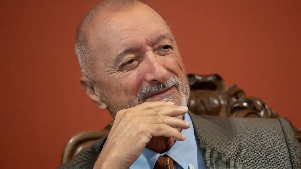 Pérez-Reverte carga contra el lenguaje inclusivo y reprocha a la RAE su silencio