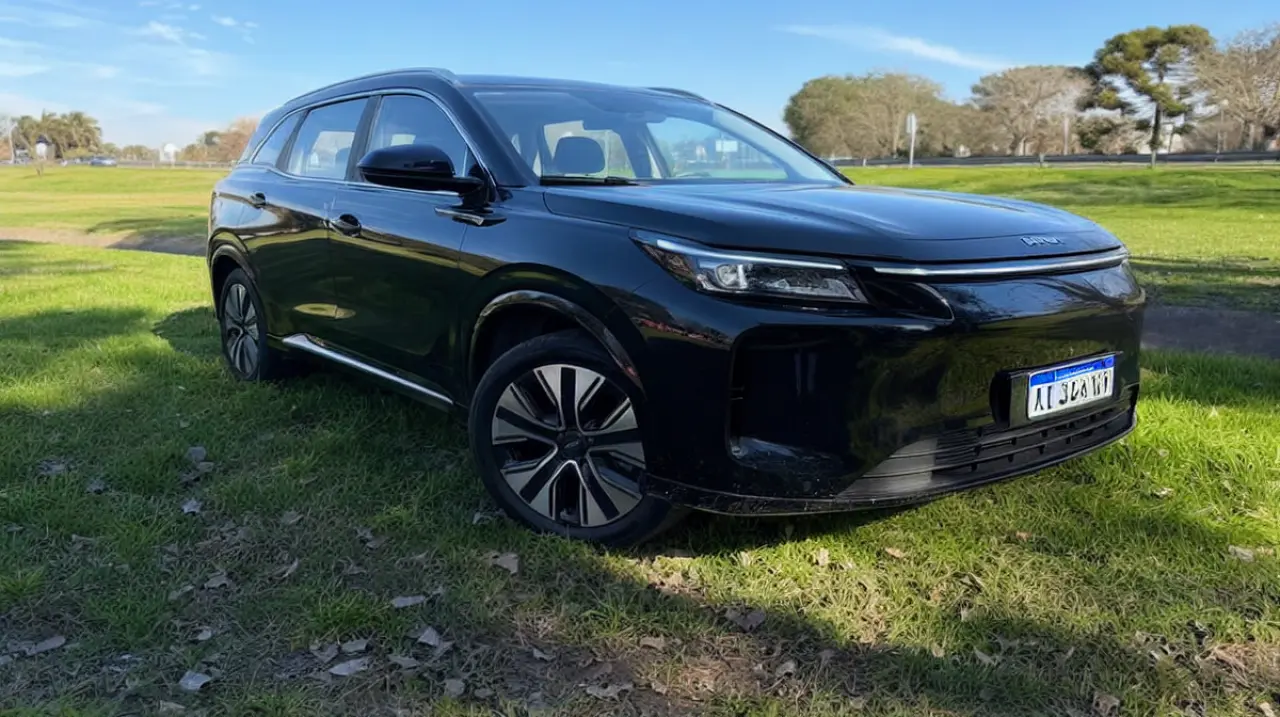 DFSK E5 Plus: el SUV híbrido enchufable para siete pasajeros que casi no usa botones