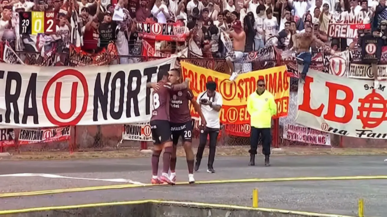Alex Valera define de taco tras una gran jugada de César Inga en el partido de Universitario ante FC Cajamarca