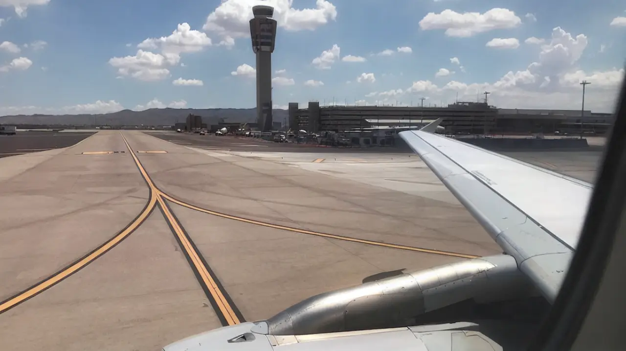 Un controlador aéreo evitó una confusión entre dos vuelos con el mismo identificador en Phoenix
