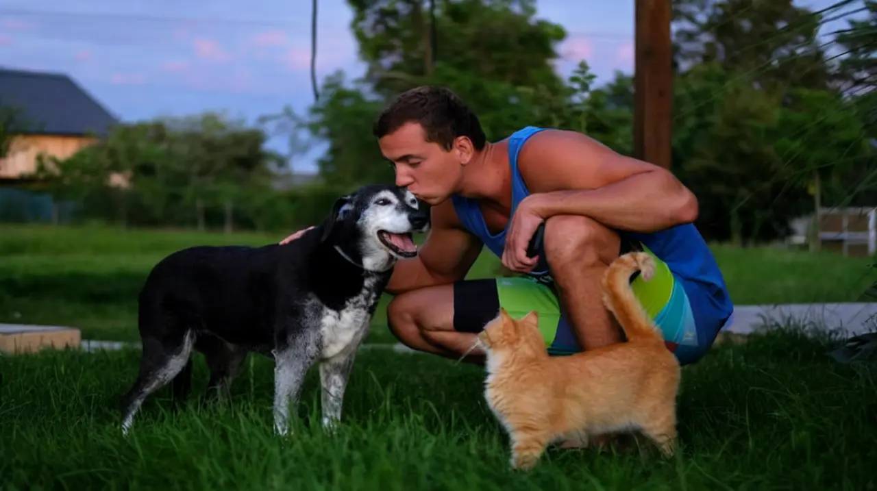 Hablarle a las mascotas no es solo ternura: qué dice la psicología de este hábito