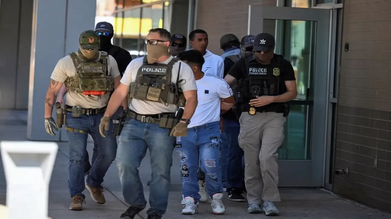James Talarico promete frenar a los agentes enmascarados y empujar una reforma migratoria en Texas