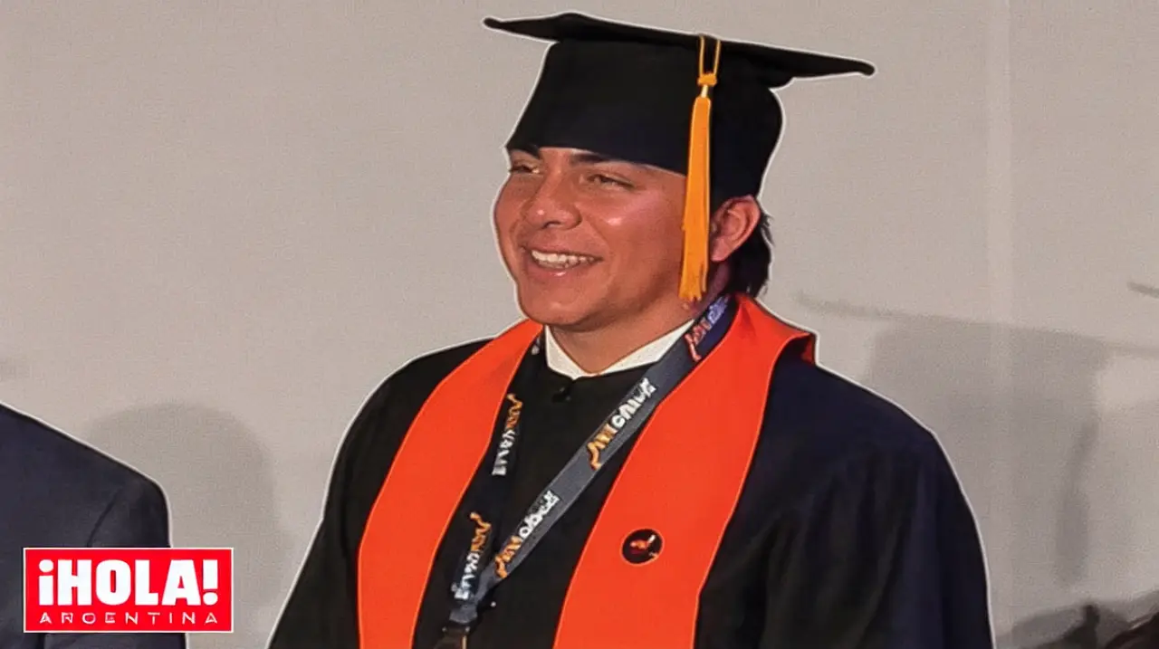 Cristian Castro terminó la secundaria a los 51 años y celebró con una canción especial