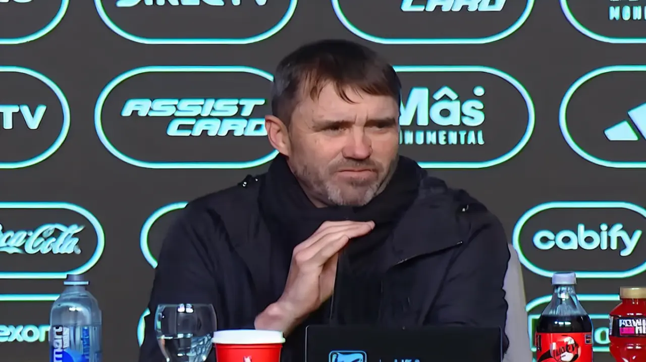 Coudet discutió con un periodista tras el 2-0 de River y defendió su gestión