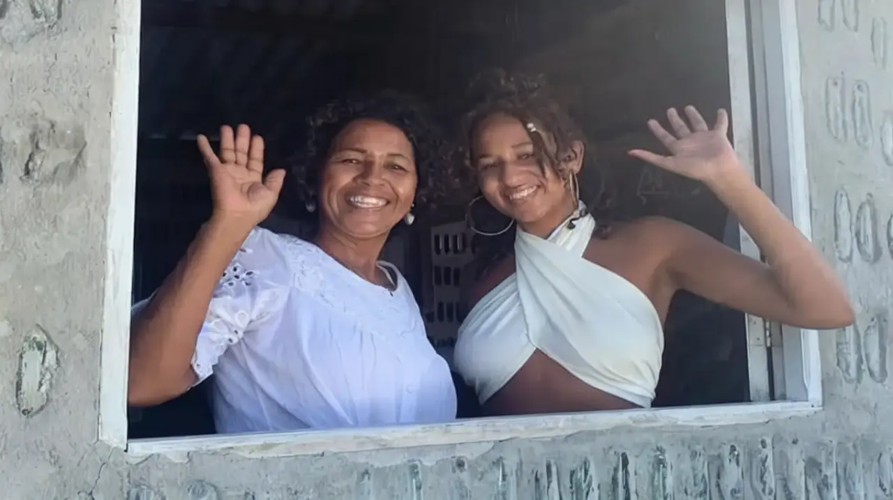 Madre e hija levantaron una casa de siete ambientes con más de 8.000 botellas recicladas