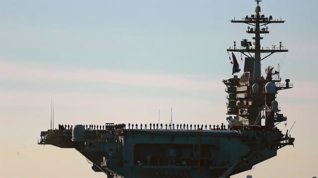 El USS Abraham Lincoln batió un récord de permanencia en el mar por la guerra en Medio Oriente