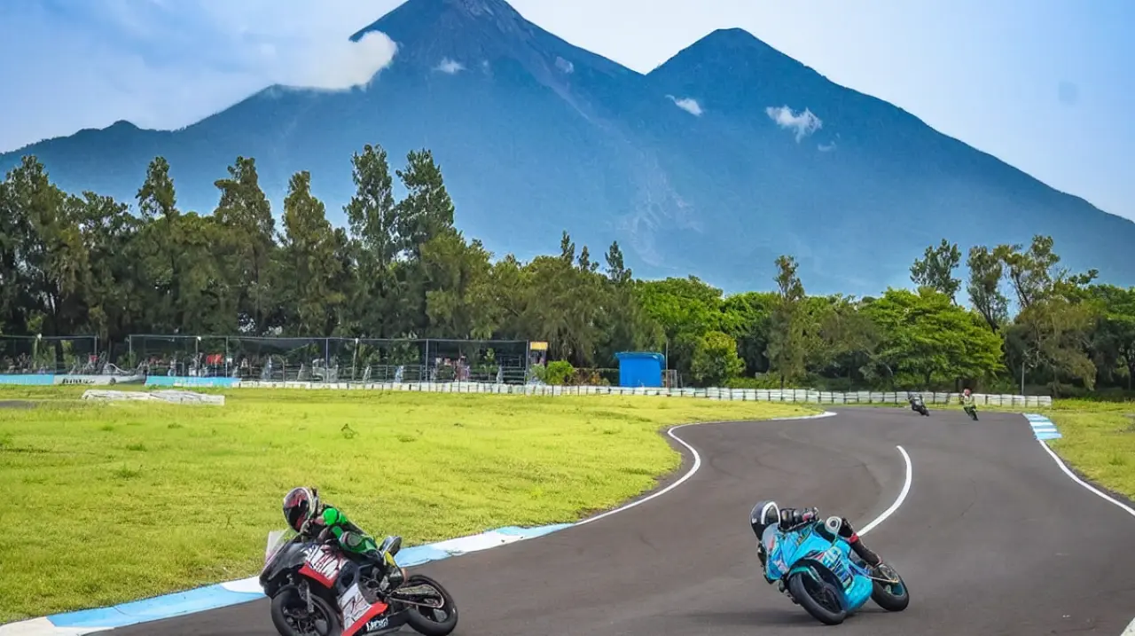 Una carrera de motos termina en una pelea en el Autódromo Los Volcanes de Escuintla