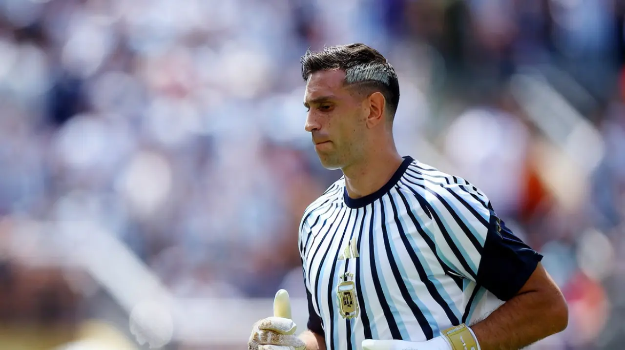 Juventus se bajó de Dibu Martínez y quedó a la espera de Vicario
