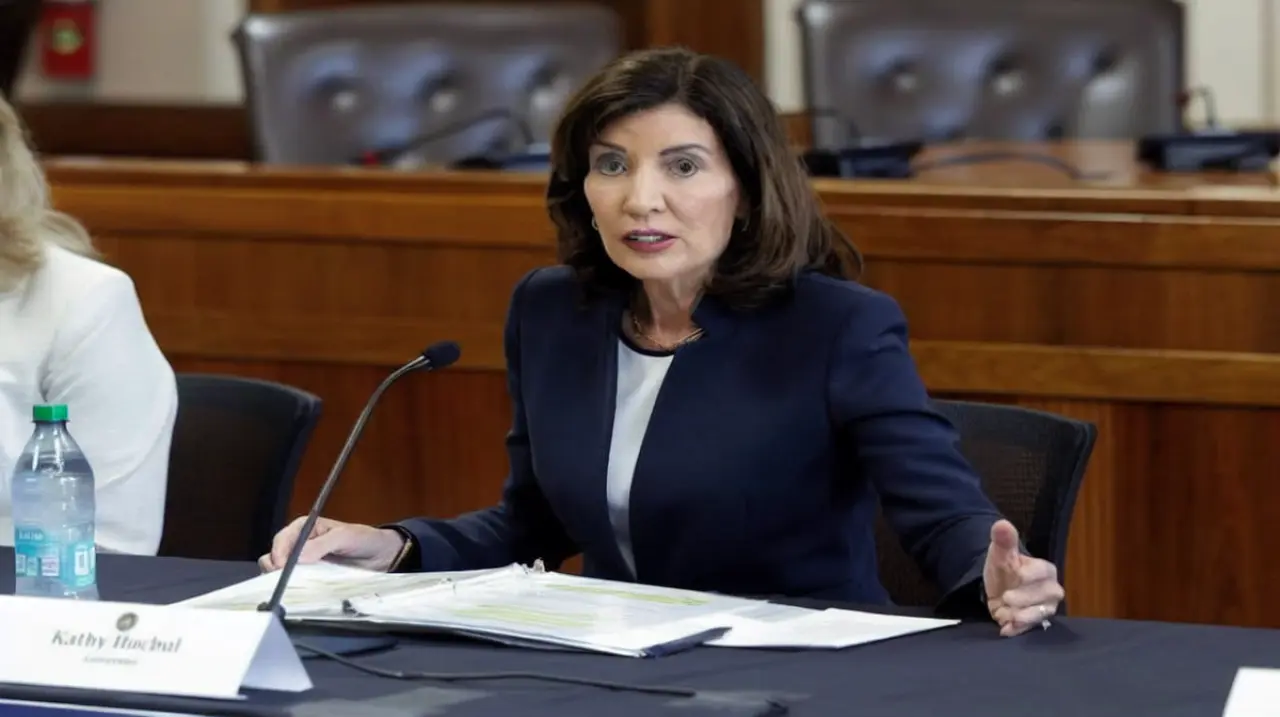 Hochul advierte que el fin del TPS golpeará a trabajadores esenciales en Nueva York