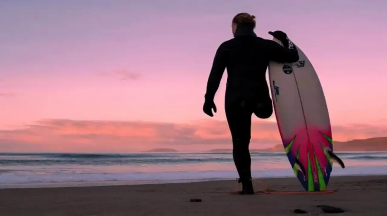 Perdió una pierna a los 16 años y hoy es cuatro veces campeón mundial de surf