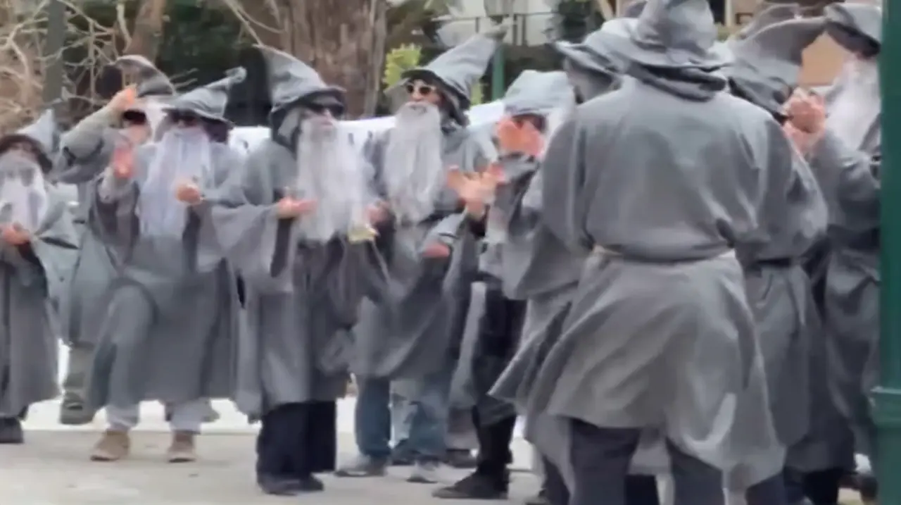 Activistas disfrazados de Gandalf se manifestaron frente a la mansión de Peter Thiel en Palermo Chico