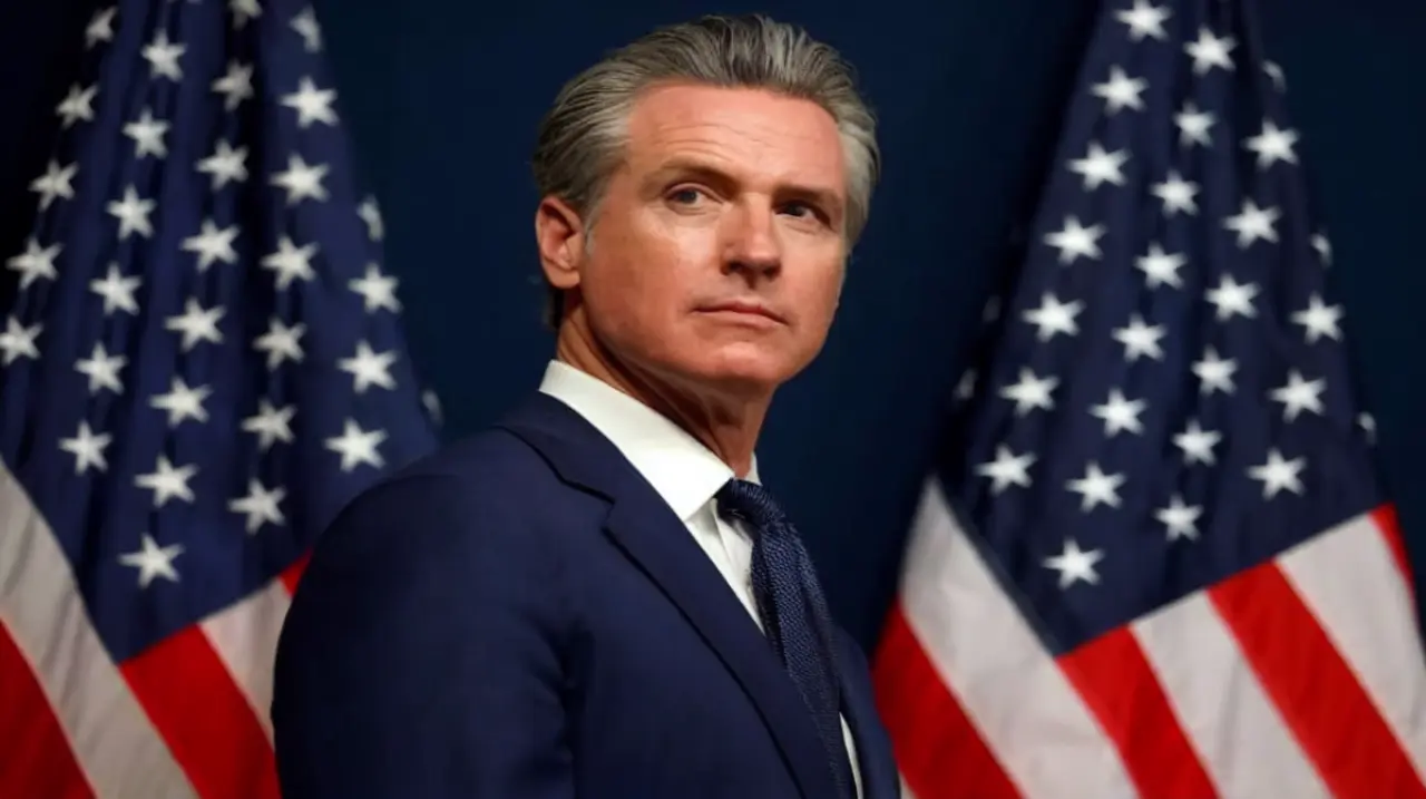 California: Newsom firmó tres leyes con efectos sobre impuestos locales, jubilaciones y licencias de contratistas