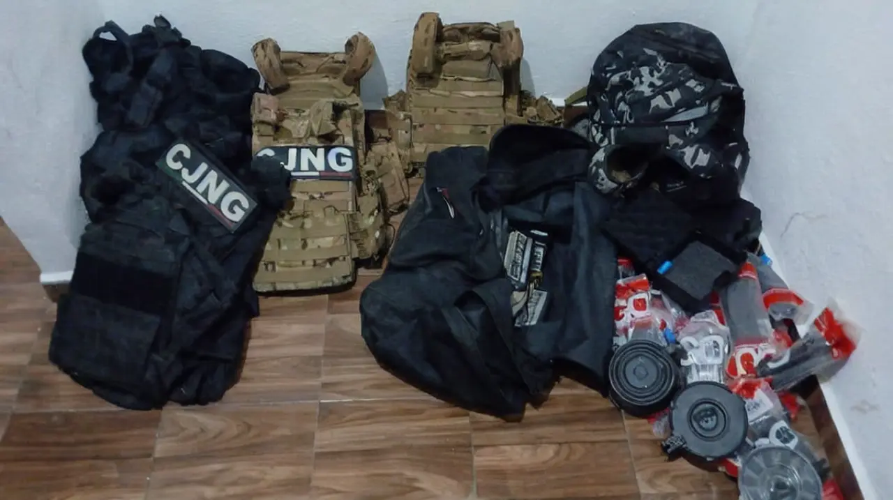 Mueren 2 presuntos integrantes del CJNG en operativo en Colima; aseguran arsenal y localizan restos humanos