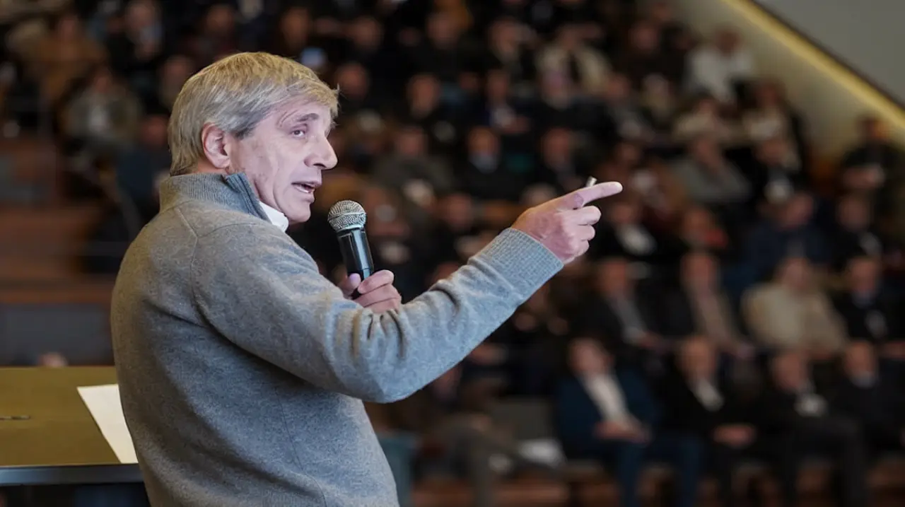 Diputados: el peronismo pidió interpelar a Caputo por los fondos viales y reclamó coparticipar el impuesto a los combustibles