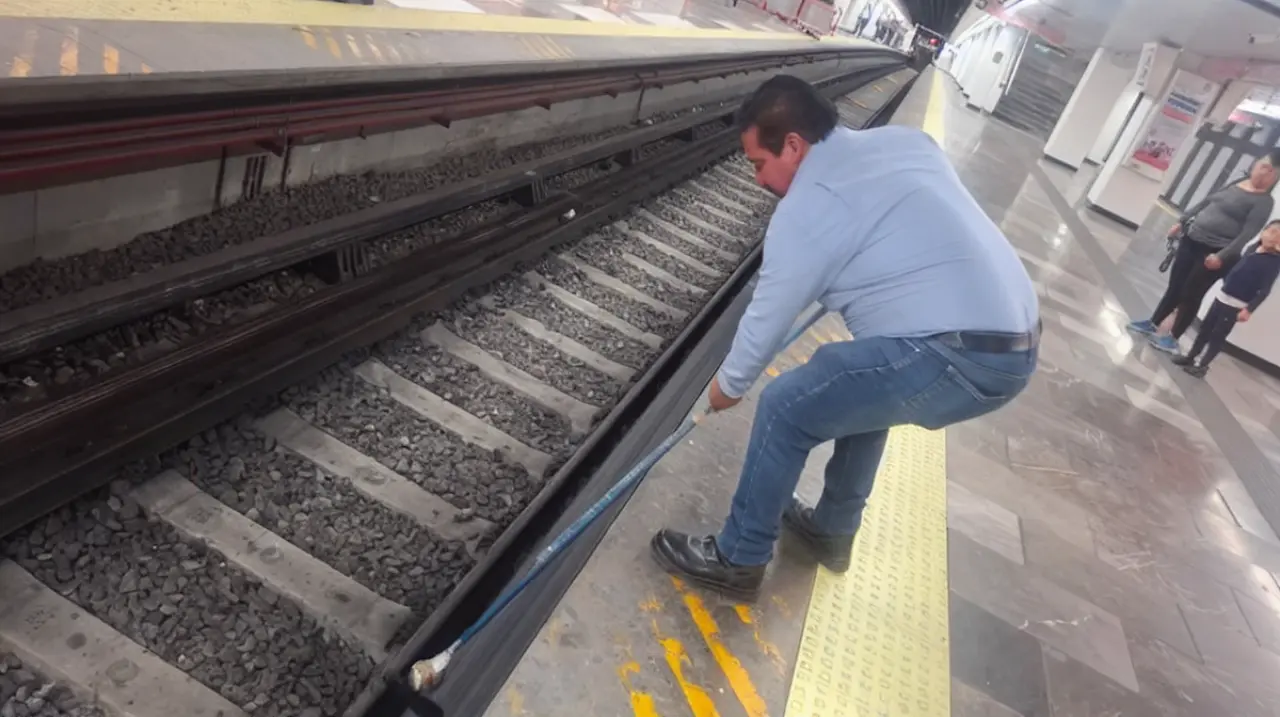 El Metro capitalino pide cuidar los paraguas para evitar retrasos en temporada de lluvias