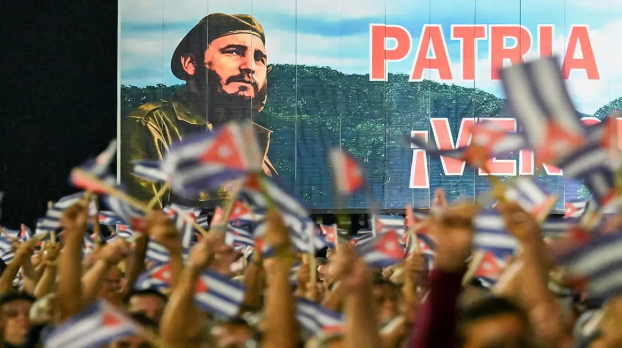 Un joven cubanoamericano milita por el socialismo en el sur de Florida