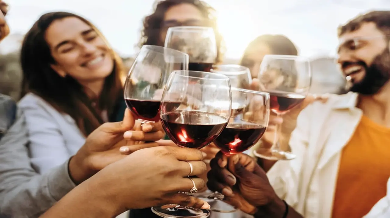 Qué bebida alcohólica da más resaca y por qué el color importa, según un nutricionista