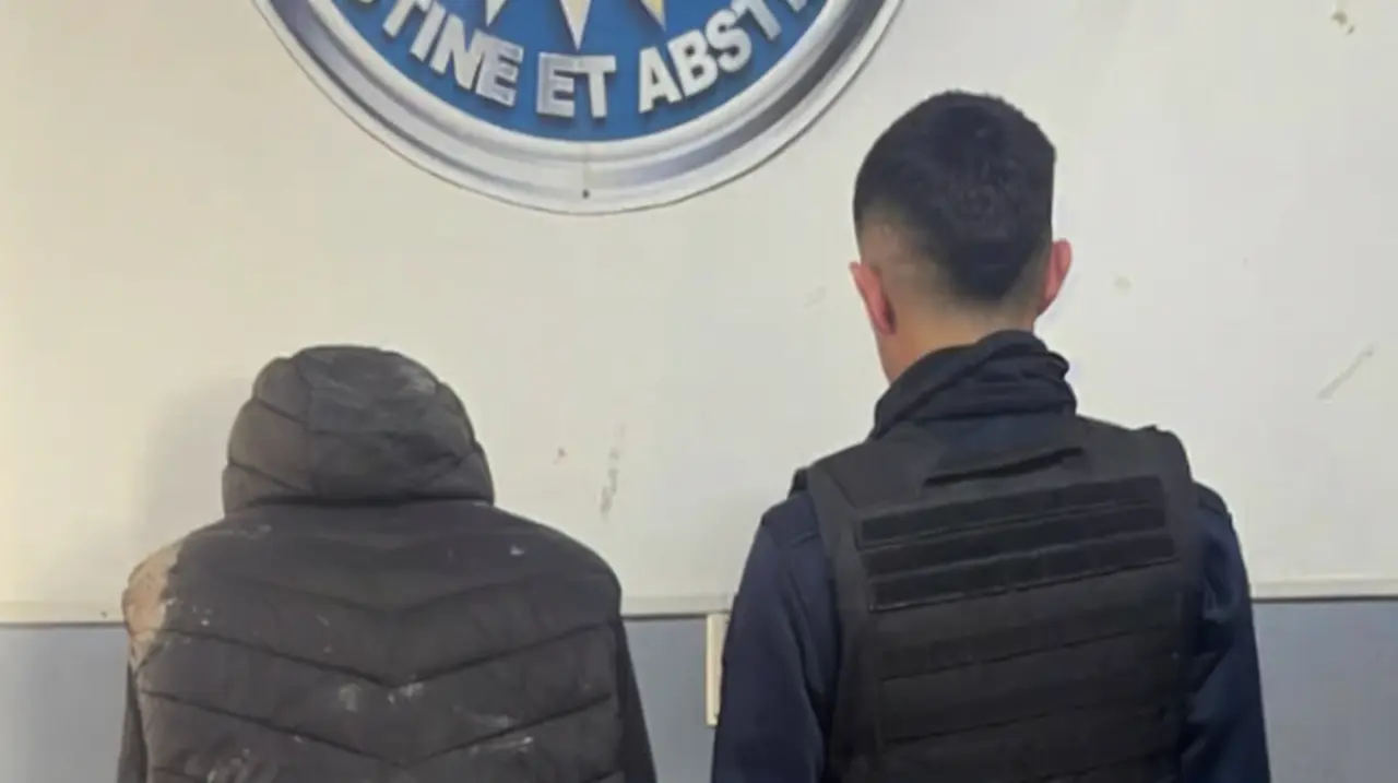 Lo agredieron en la calle y terminó detenido en Viedma: tenía tres pedidos de captura vigentes