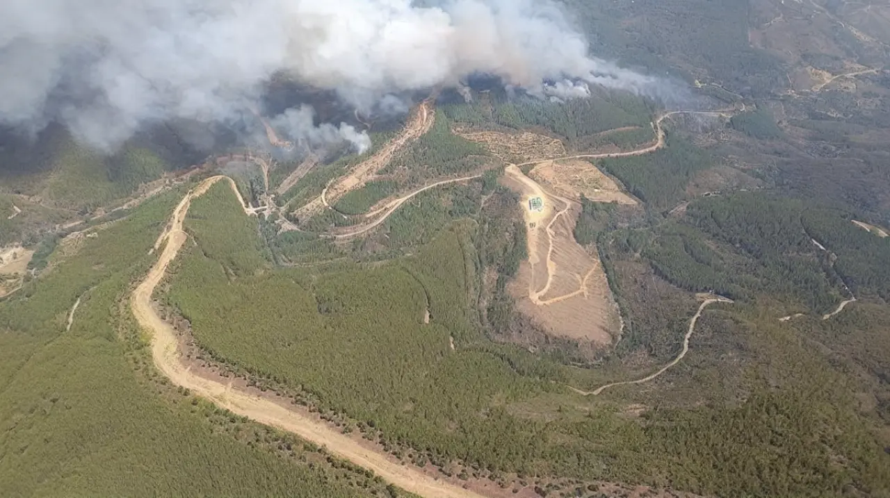 El incendio de Pinofranqueado levanta su propia nube y obliga a evacuar a 700 personas