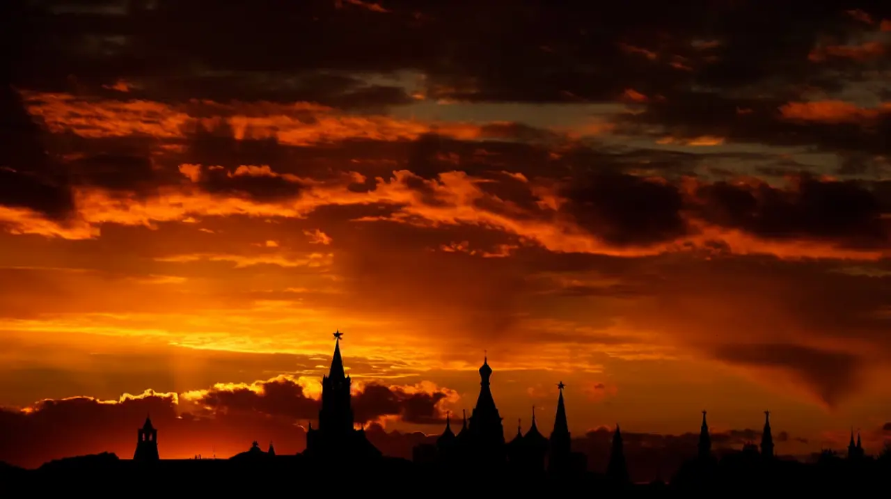 Un cielo en llamas sobre un palacio histórico