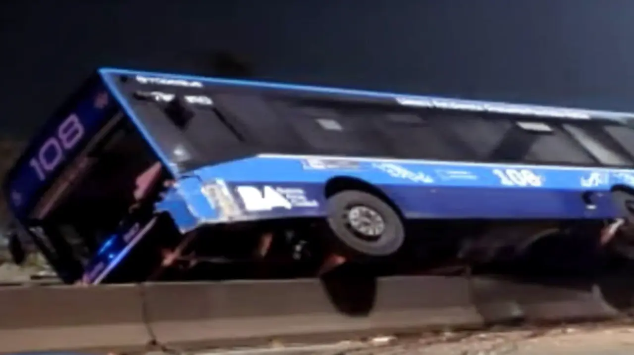 Un colectivo y un auto chocaron en la General Paz y hay corte total en ambos sentidos