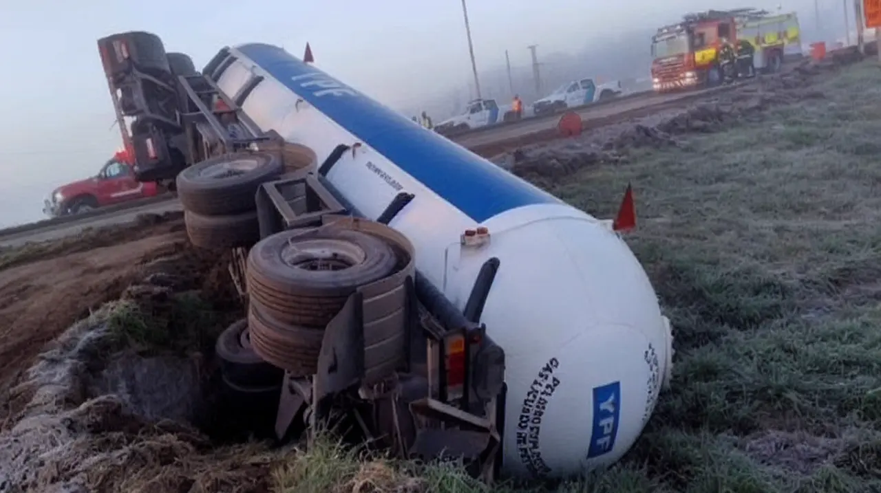 Vuelco de un camión con gas licuado en la RN 205 provoca corte total en Roque Pérez