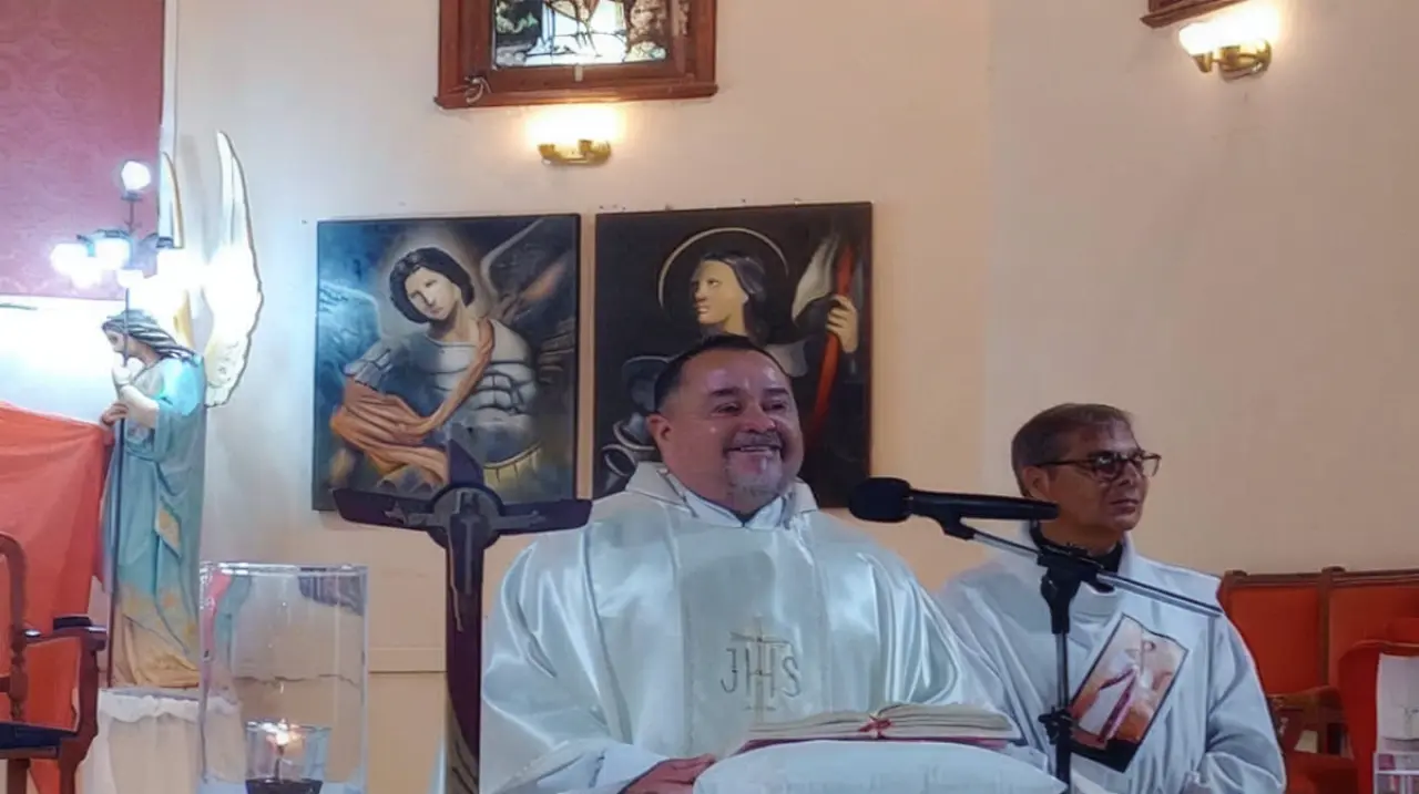 Chocó a tres jóvenes con su camioneta, siguió de largo y después dijo que no había notado el impacto por la música alta