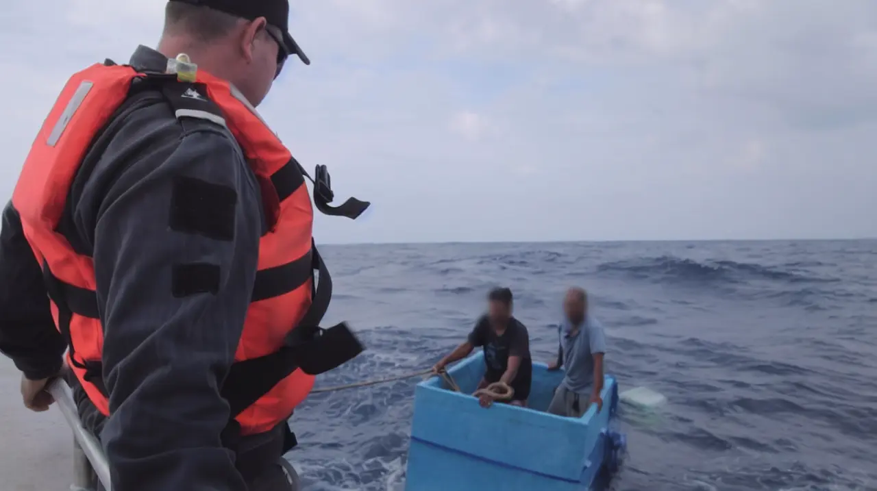 Rescatan a dos pescadores chiapanecos tras seis días a la deriva en el Pacífico