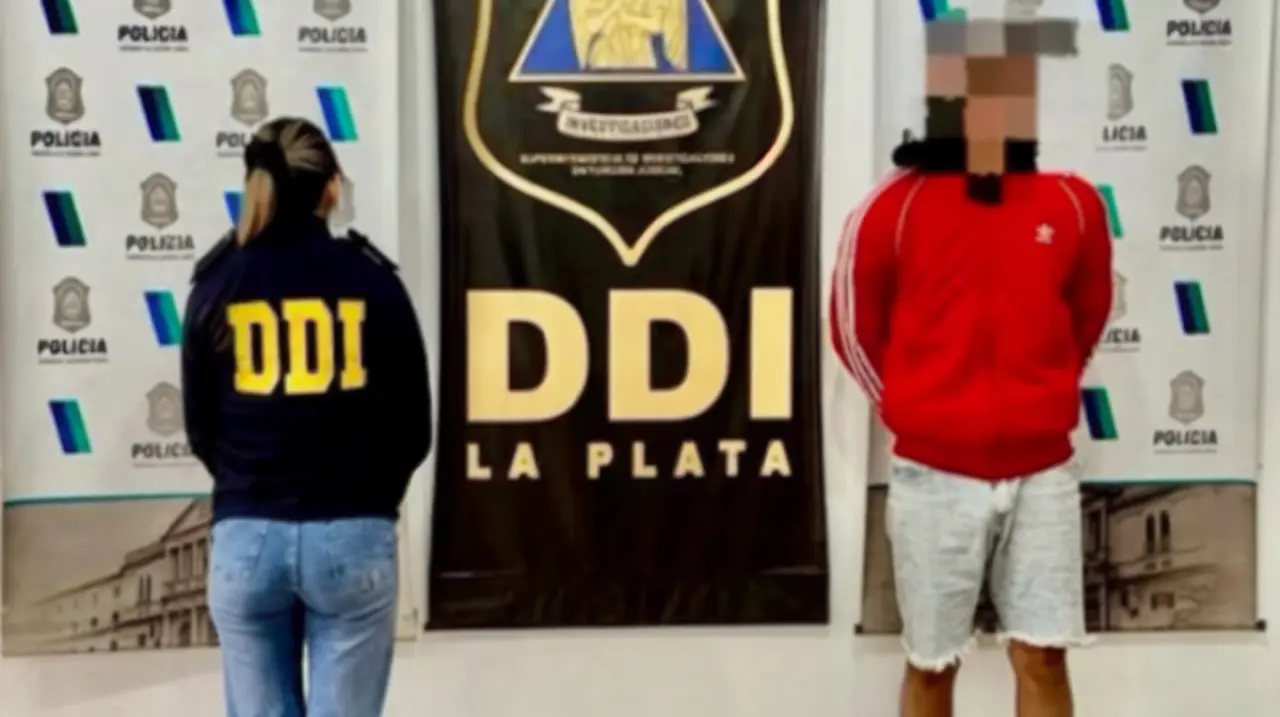 Capturan en Los Hornos a un joven acusado de robarle el auto a un chofer de aplicación