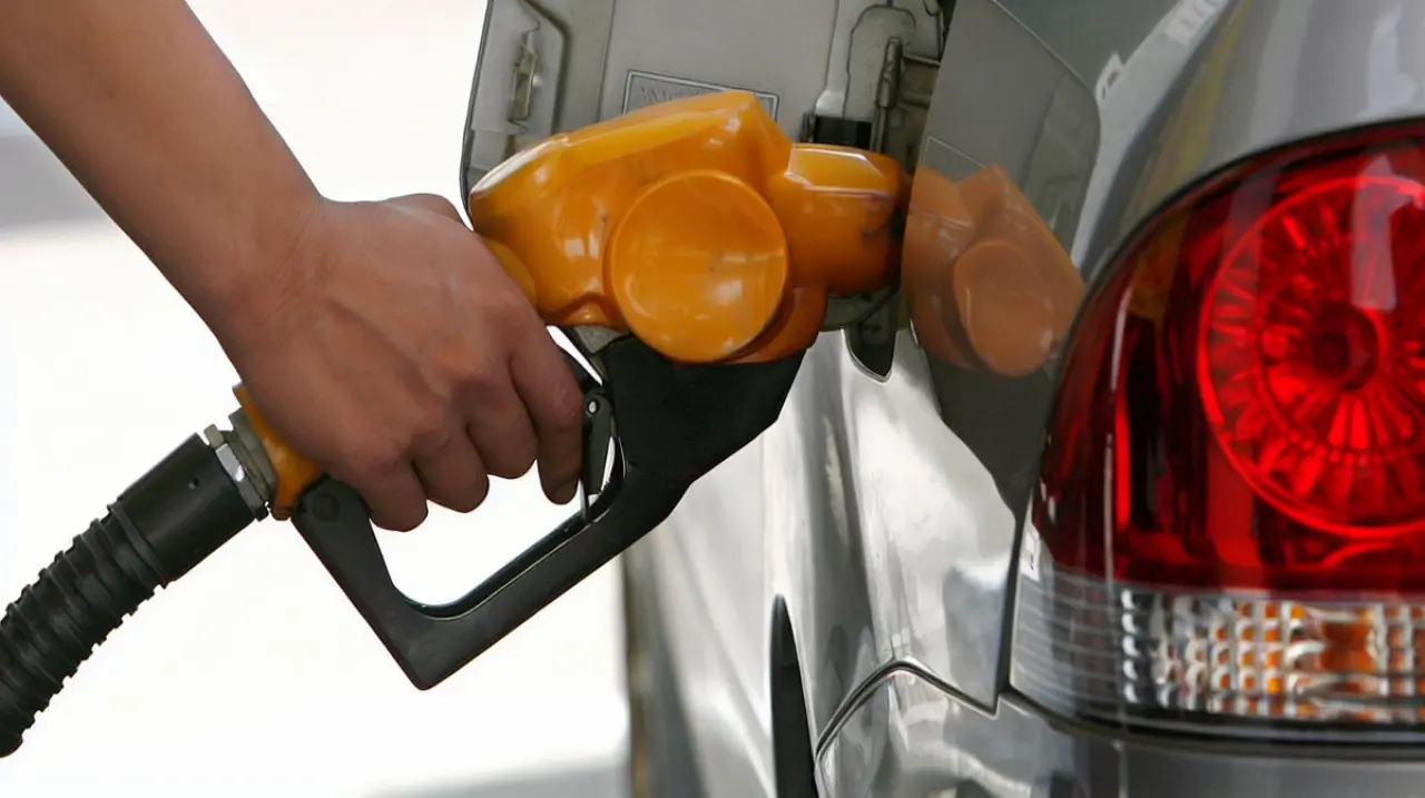 El diésel supera los 1,82 euros y llenar un depósito ya roza los 100 euros en pleno agosto