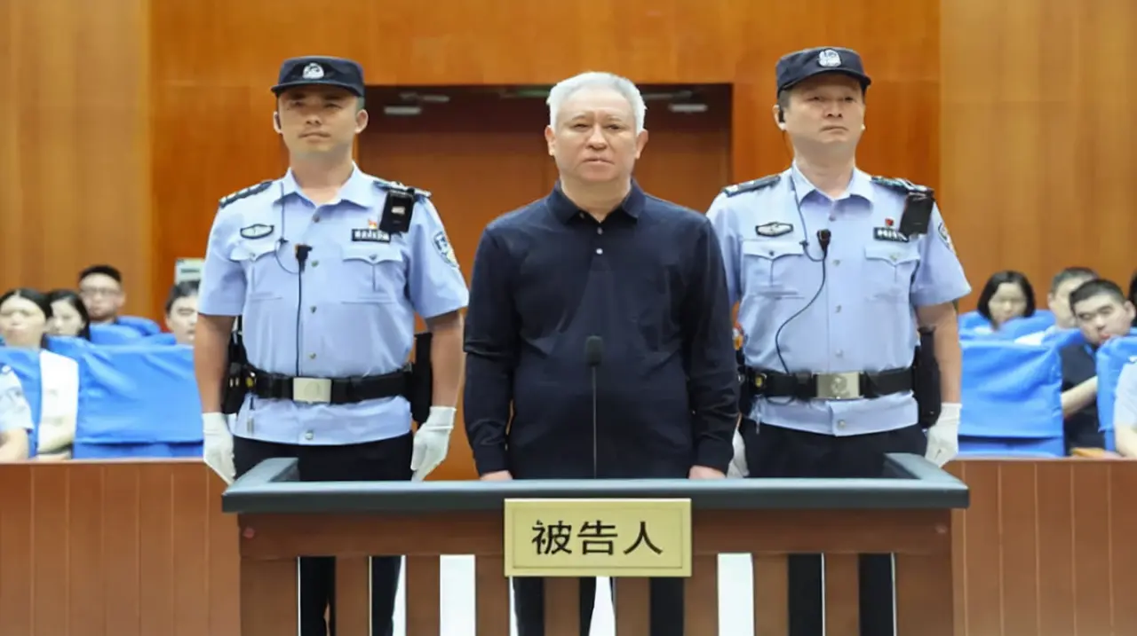 China condena a cadena perpetua al fundador de Evergrande por fraude financiero
