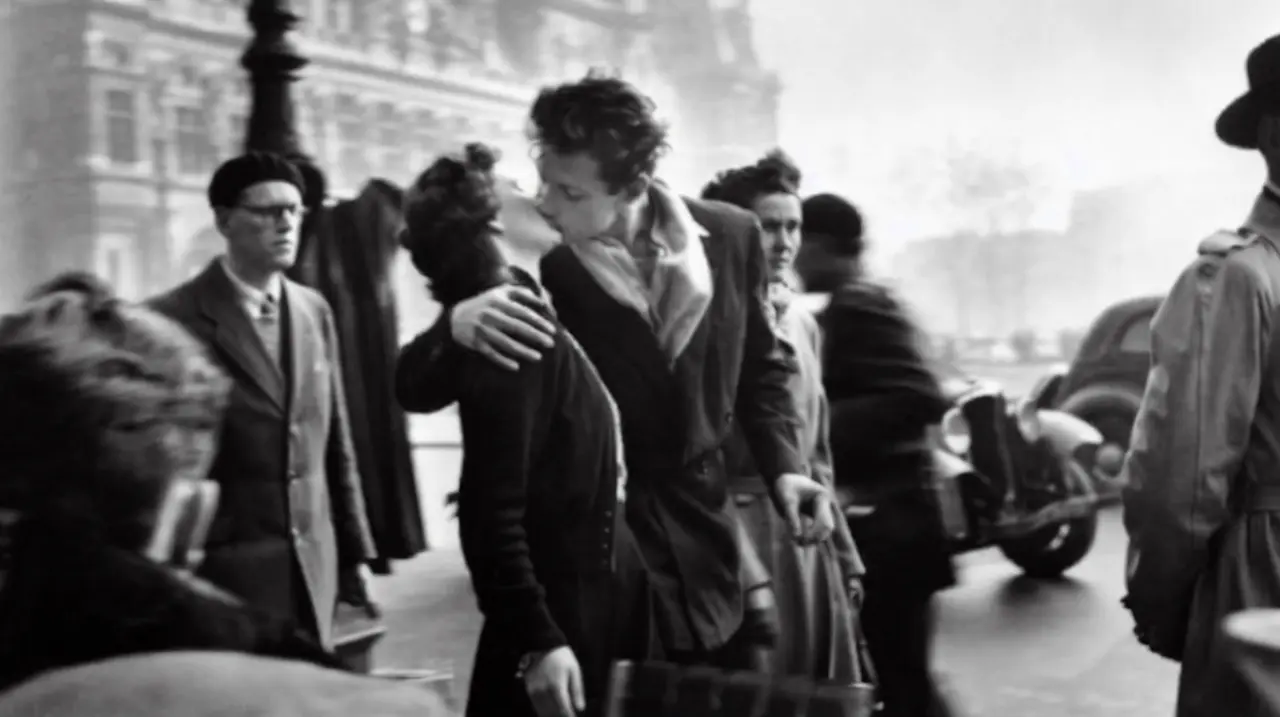 El beso más famoso de París nació como una puesta en escena y persiguió a Robert Doisneau hasta el final