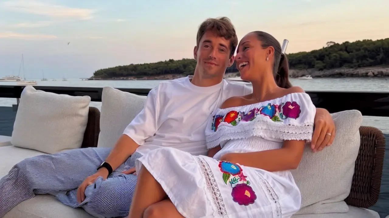 Alexandra Saint-Mleux luce su embarazo con un vestido mexicano en su viaje por el Mediterráneo