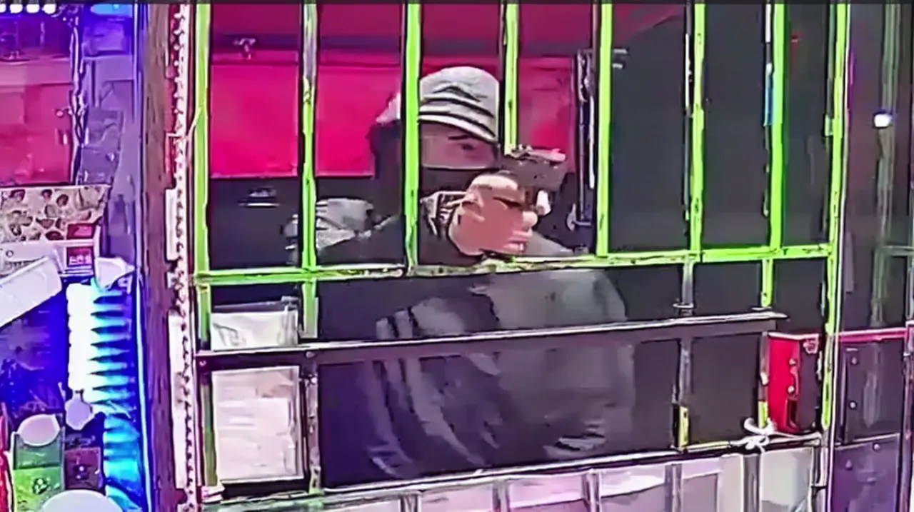 Robo violento en un maxikiosco de Merlo: amenazaron a un empleado y escaparon con dinero y un celular