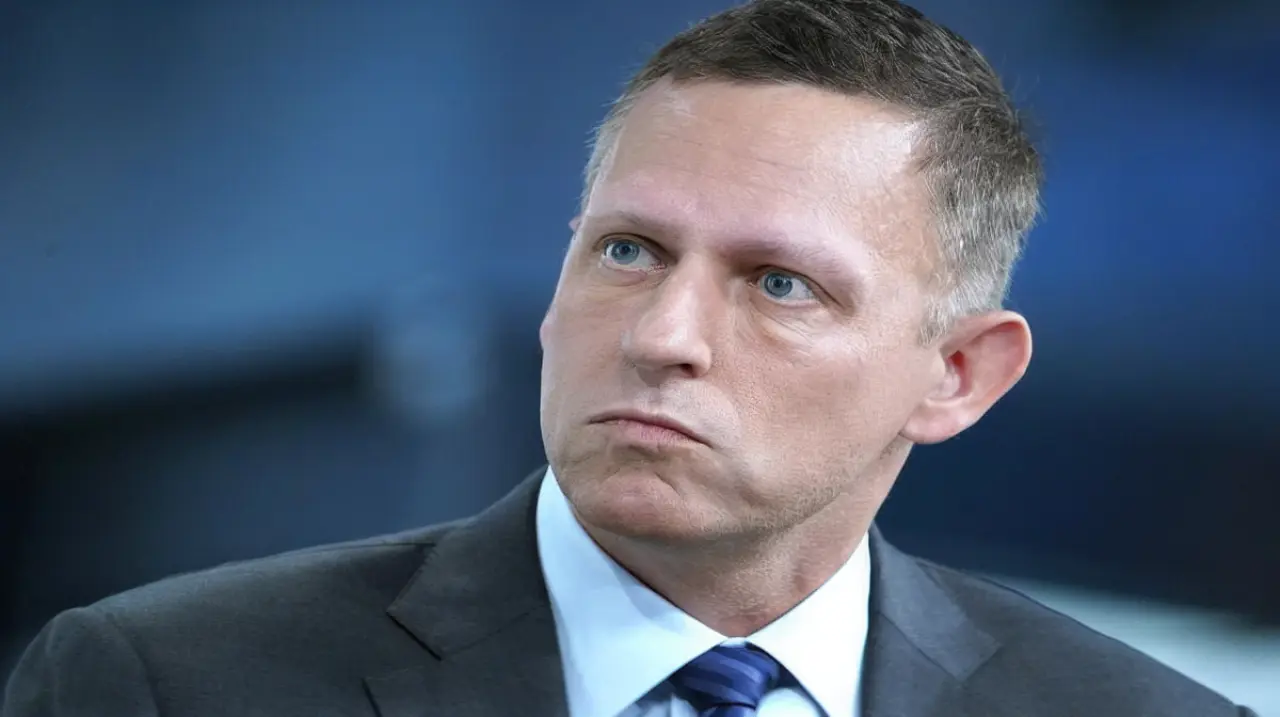 Peter Thiel, en el centro de una protesta frente a su mansión de Barrio Parque