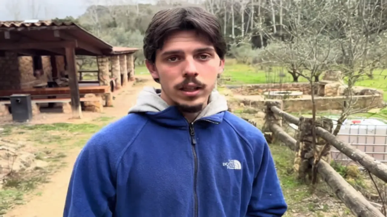 Iker, 22 años: dejó la ciudad, vive en la montaña y avanza hacia la autosuficiencia