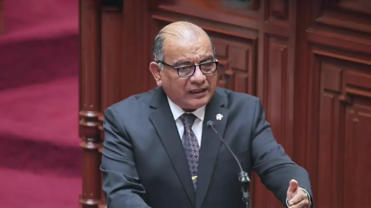 Astudillo respalda continuidad de Arriola y pide cambiar la ley que limita su salida de la PNP