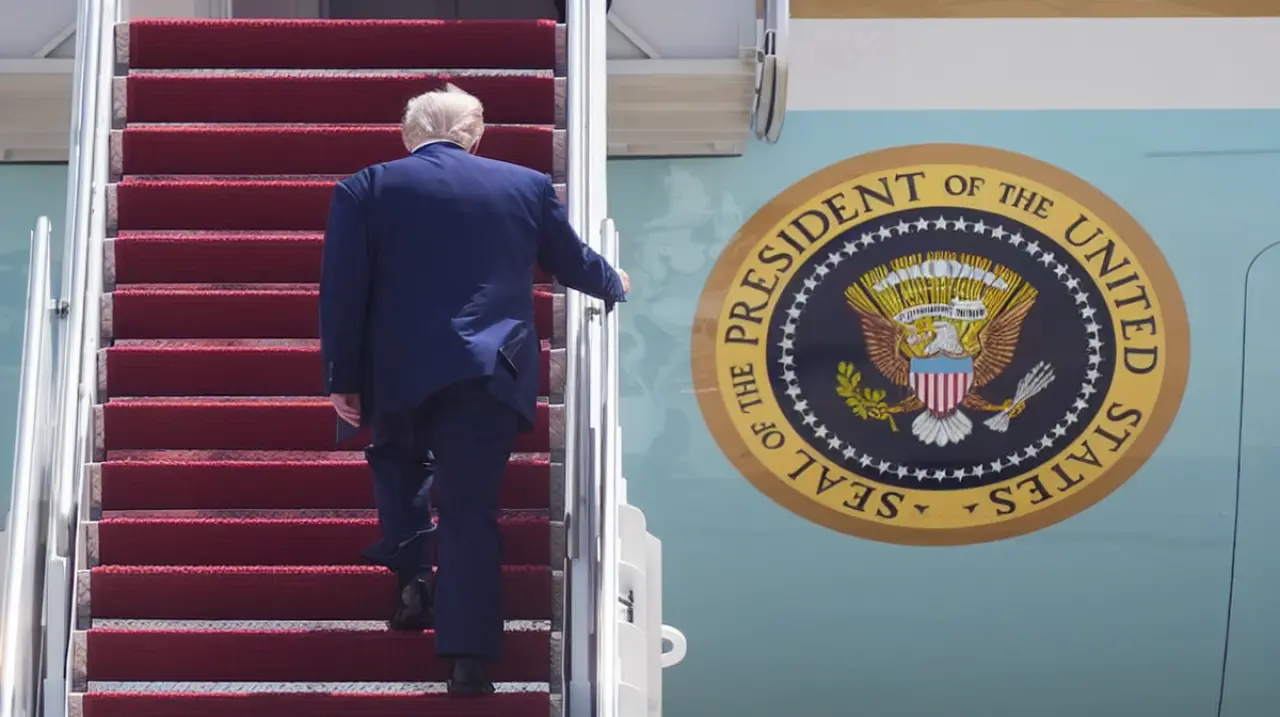 Piden frenar el intento de volver a poner el nombre de Trump en el Kennedy Center