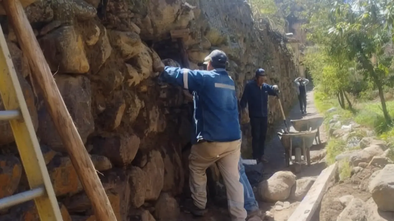 Lluvias dañan un muro inca en Ollantaytambo y Cultura lo restaura tras el colapso
