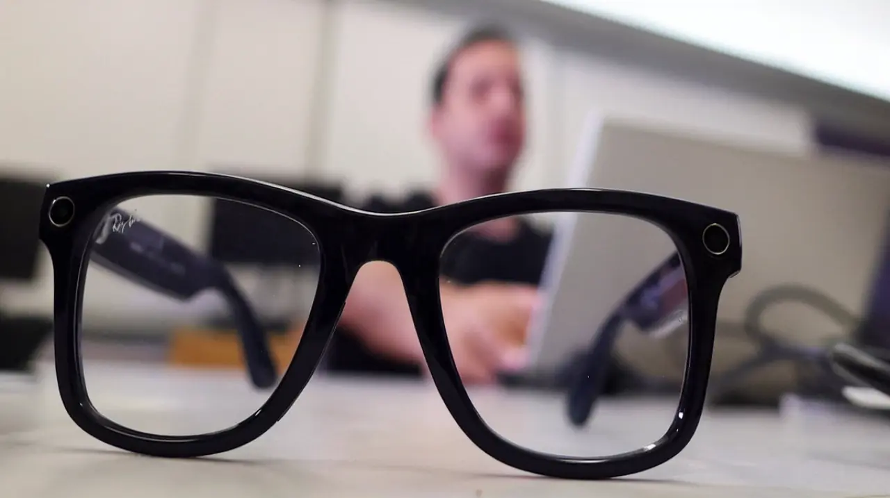 Cines del Reino Unido evalúan vetar las gafas inteligentes de Meta por privacidad y piratería