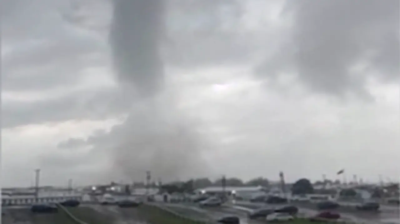Una tromba marina azotó Long Island y Nassau declaró el estado de emergencia