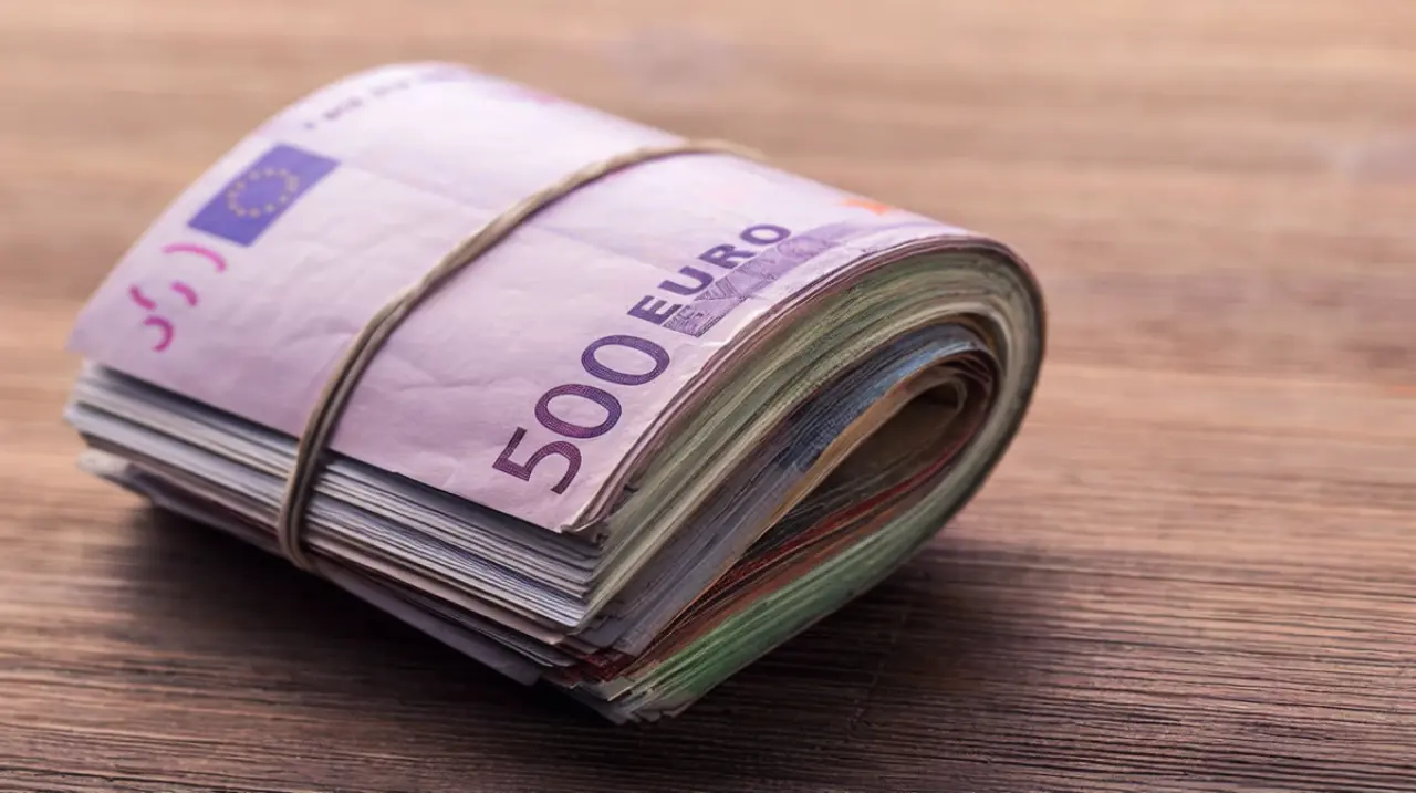 El euro abrió estable este viernes 21 de agosto y mantiene una leve suba en el año