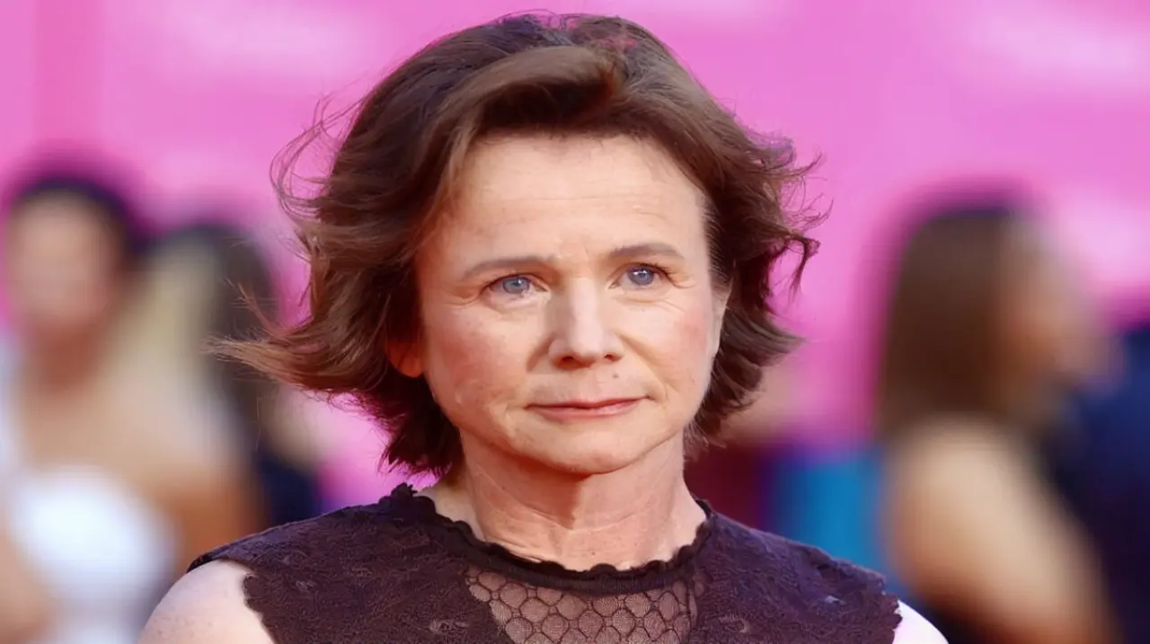 Emily Watson contó que creció en un entorno religioso muy rígido y cómo la actuación la ayudó a salir