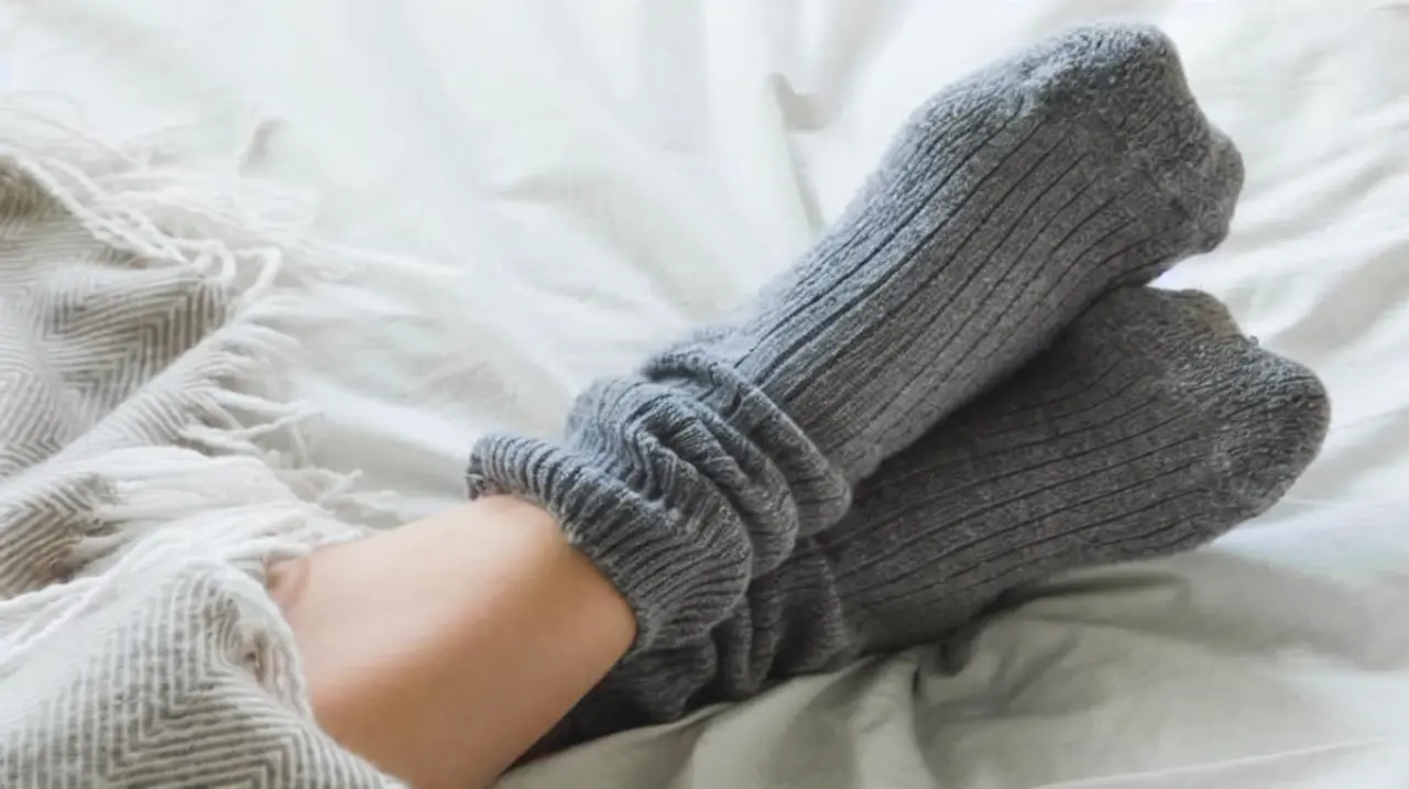 Dormir con medias: qué dice este hábito sobre la estabilidad emocional y el descanso