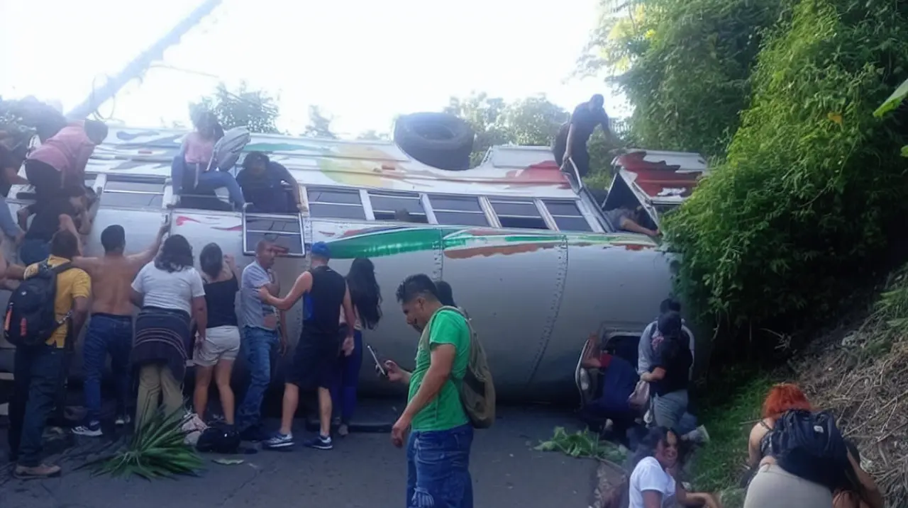 Vuelca autobús en la carretera a Comasagua y deja varios lesionados