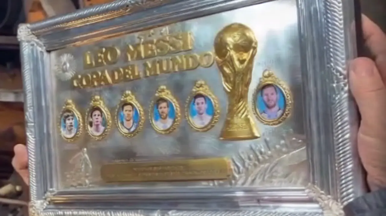 Pallarols creó una obra dedicada a Messi con un repaso visual de sus Mundiales