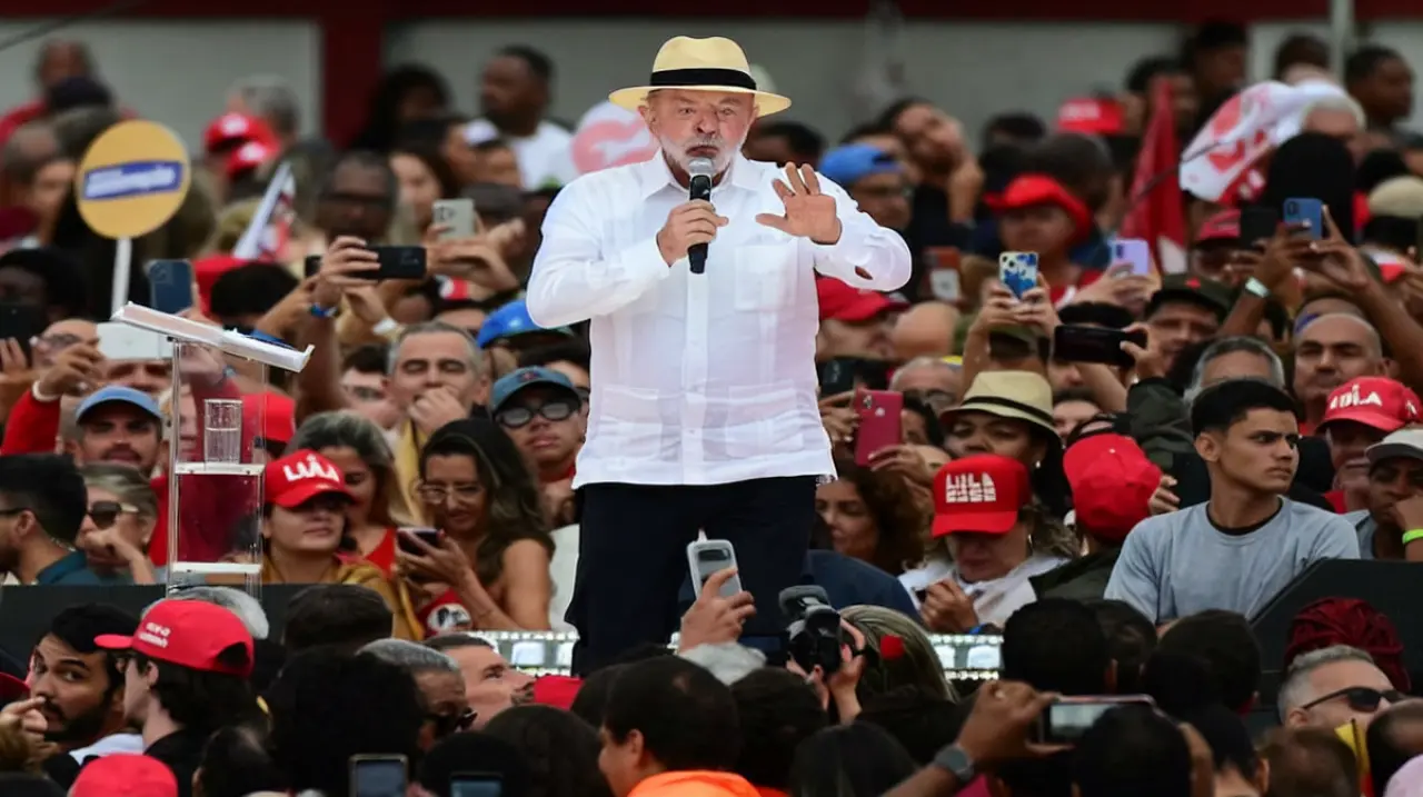 Lula mueve su tablero internacional antes de una elección que promete ser ajustada